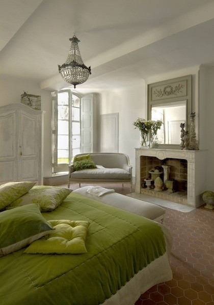 Интерьер спальни в оливковом цвете