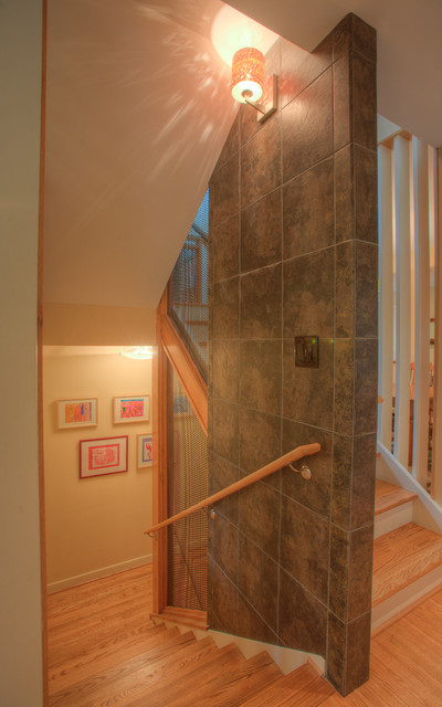 Современный интерьер в доме с лестницей..
